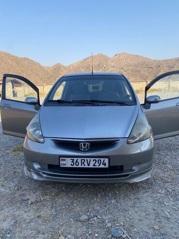 шины и диски r19: Серый хэтчбек Honda Jazz. Автомобиль оснащен пятидверным кузовом
