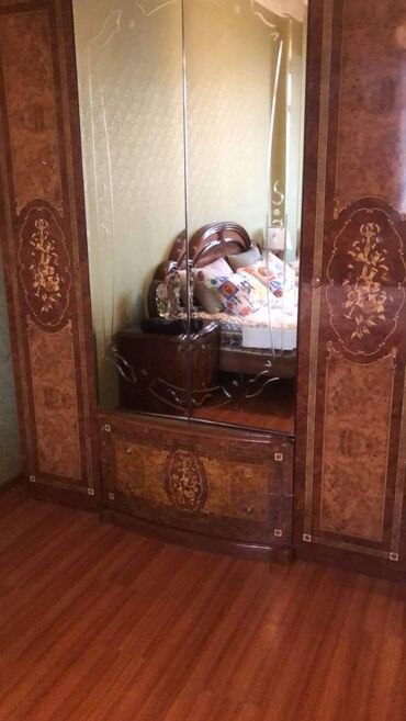 Uzunmüddətli kirayə mənzillər: Bayilda jurnalistərin binasinda 16 mertebeli binanın 9-u mərtəbəsində — 12