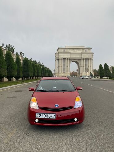 Toyota: Toyota Prius (ikinci nəsil) – hibrid hetçbek - Rəng: qırmızı - Kuzov — 2