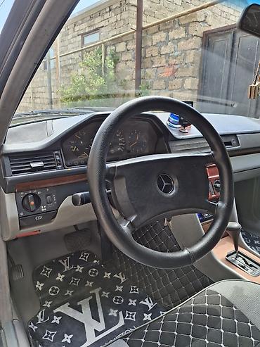 Mercedes-Benz: Mercedes-Benz E-Class: 2 l | 1990 il Sedan — 4