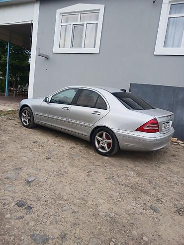 yan guzguler: Mercedes-Benz C-Sinif sedan (W203), gümüşü rəng. Xüsusiyyətlər: - — 2