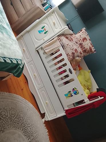Uşaq beşiyi və komodlu dəst - Material: ağ rəngli MDF/taxta lalafo.az -da Uşaq beşiyi və komodlu dəst - Material: ağ rəngli MDF/taxta