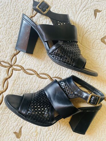 zhenskie sandali adidas adilette: Размер: 39, цвет - Черный, Б/у