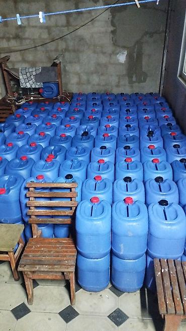 konteynerdən mağaza: Mavi plastik bidonlar – çox sayd ggf - Həcmi: təxminən 30 litr — 1