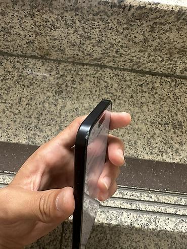 Apple iPhone: IPhone 13, цвет Midnight (чёрный) - Компактный корпус с плоскими — 2