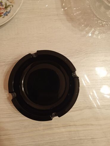 Konfet qabları: Hamısı bir yerdə 15 AZN 2 ədəd Xrustal konfet qabı, 1 ədəd Xrustal — 14