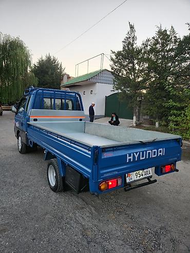 Транспорт: Hyundai Porter — компактный бортовой грузовик синего цвета — 2