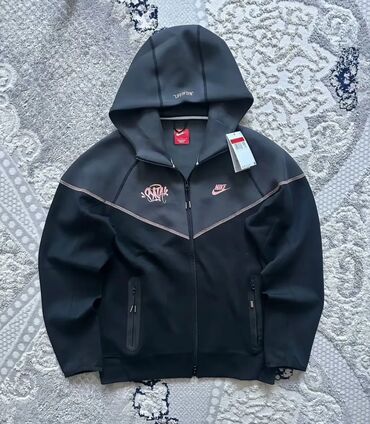Толстовки: Не новый б/у.Носил 2 недели Толстовка Nike Tech Fleece с капюшоном и