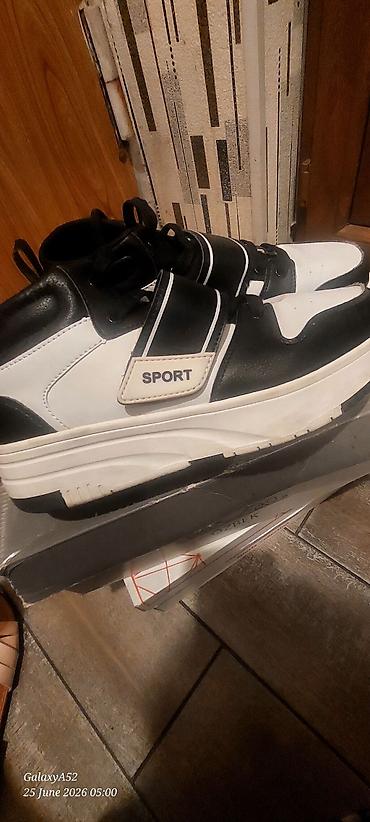 kross evado: Qara-ağ rəngli unisex idman krosovkaları - Model: “SPORT” loqolu — 2