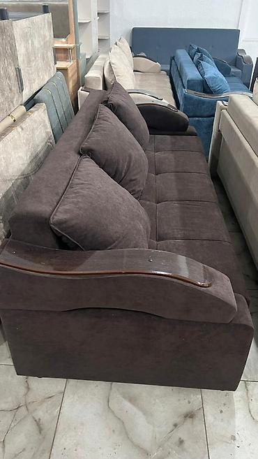 sofa: Прямой диван с подлокотниками под дерево и объемными подушками длина — 2