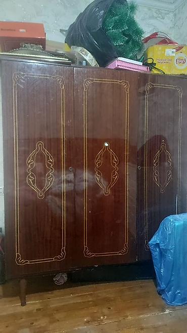 Paltar dolabları, qarderoblar: Üç qapılı klassik şkaf - Material: taxta karkas, parlaq tünd qəhvəyi — 2