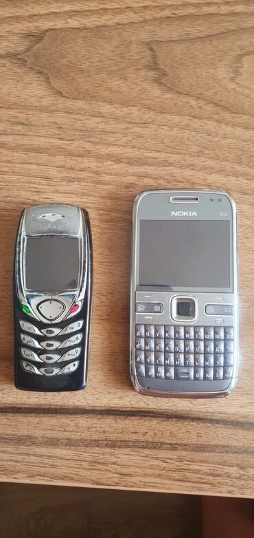 sade nokia telefonlari: Nokia E72, Düyməli