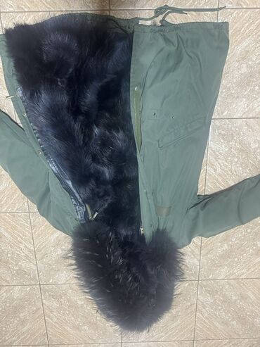 длинное трикотажное платье с капюшоном: Парка зимняя женская/унисекс, цвет хаки, с объёмным чёрным меховым