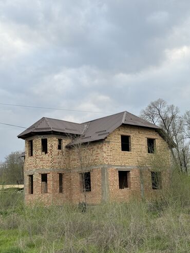 Үйлөрдү сатуу: 240 кв. м, 8 бөлмө, Ремонт талап кылынат Эмерексиз