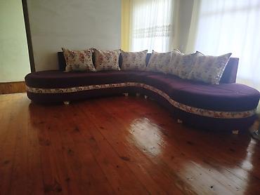купить кресло бу: Qövs formalı künc divan - Rəng: tünd bənövşəyi (plum) gövdə, çiçək — 1