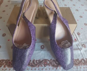 женские босоножки черные на тракторной подошве: Новые.Размер 40-41 на Полную ногу.
Цена 46 ман