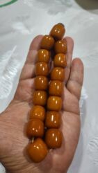 tek qas sirga modelleri: Qəhvəyi-şabalıd rəngli iri muncuqlardan ibarət təsbeh/aksesuar