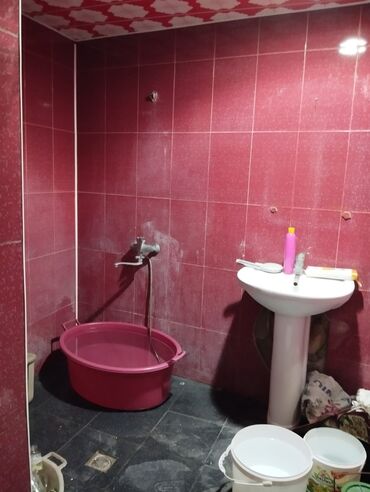 Mənzil kirayələyirəm: Bu mənzil geniş yataq otağı və ayrı sanitar qovşağı ilə rahat yaşayış