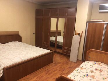 Uzunmüddətli kirayə mənzillər: Koroğlu parkının düz yaxınlığında və bir neçə universitetə (ADA, Tibb — 6