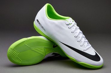 обувь для футбола: Игровая обувь NIKE MERCURIAL VICTORY IV IC SR разработана для