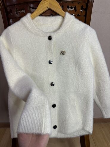 спортивное оборудование: Белый женский кардиган на пуговицах. - Теплый ворсистый трикотаж