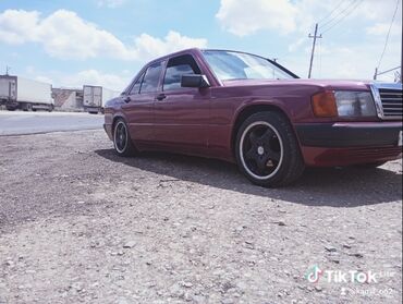 Çəngəllər: Mercedes-Benz 190E sedan, tünd qırmızı rəngdə, dördqapılı dizaynı və