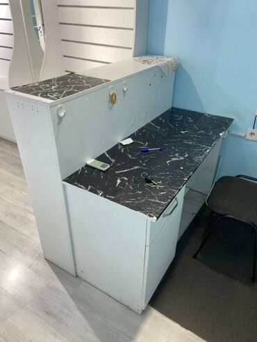продажа подержанной мебели: Əla vəziyyətdə telefon, aksesuar bijuteriya, ətir və s. mağaza üçün