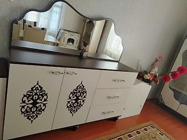 Qonaq otağı mebel dəsti Tərkibi: - Güzgülü konsol: üstü tünd rəng