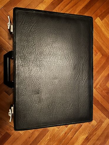 Çamadanlar: Dəri çemodan, keçmişindir ideal vəziyyətdə, qara rəngdədir. Ünvan — 8