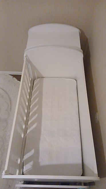 matras alti: Ağ rəngli çoxfunksiyalı beşik-komod dəsti. Xüsusiyyətlər: - Beşik — 2