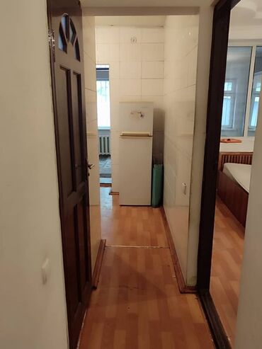 срочно продаётся 1 комнатная квартира в районе ошского рынка по улице кенсуйская: 2 бөлмө, 44 кв. м, Хрущевка, 1 кабат, Евроремонт
