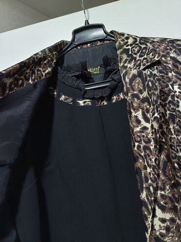 Dəstlər, kostyumlar: İkili 20 AZN pencək mayka 
44,46 razmer — 6