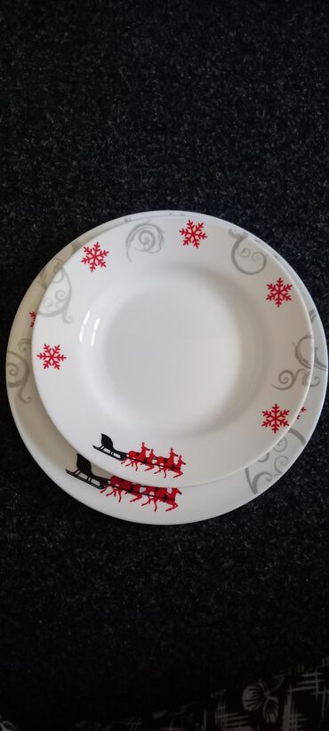 Posuđe: Potpuno novi keramicki tanjiri,bez ostecenja. Dva novogodišnja,veliki
