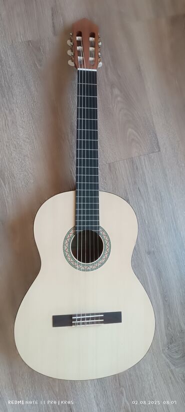 Gitaralar: Klassik gitara, Yamaha, İşlənmiş