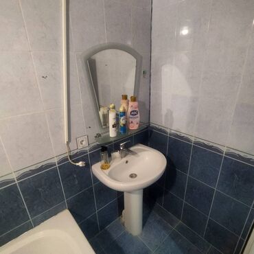 Uzunmüddətli kirayə mənzillər: Yasamal rayonu, İnşaatçılar metrosunun yaxınlığında, köhnə tikili, 5 — 9