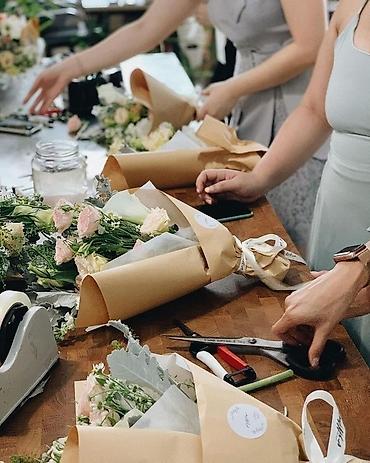 композиция: 🌸 Курс по флористике в Бишкеке 🌸 🔹 Продолжительность: 10 дней 🔹 — 3