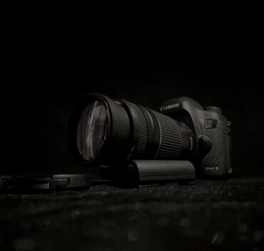 зеркальный фотоаппарат: Продаю фотоаппарат canon 5D Mark 3 Описание 23.40 МП, размер матрицы