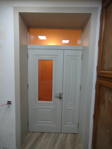 qapi setqasi: Ikili otaq qapısı və üst transom şüşəsi - Material: MDF/taxta bazalı