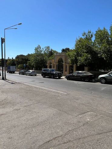 Digər kommersiya daşınmaz əmlakı: Badamdarda yerləşən 100 kv sahəsi olan təmirli əşyalı 2otağlı — 2