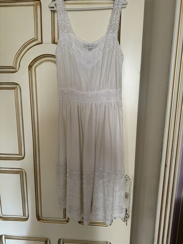 женские купальники с эффектом пуш ап: Ağ rəngli zərif yay donu Bren: Forewer new - Model: qolsuz, enli