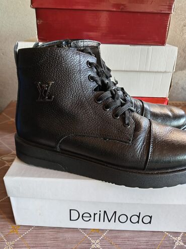 DəriModa brendinin qara rəngli uniseks botları. Bu model bağcıqlı