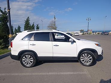kia masinlari: Kia Sorento – ağ rəngli, şəhər və uzun məsafələr üçün rahat və geniş — 2