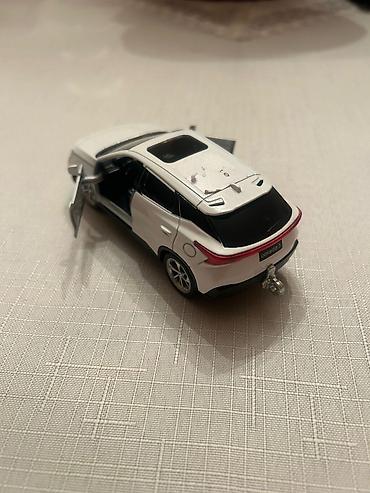 nerf satisi: Ağ rəngli sedan oyuncaq avtomobil maketi - Miqyas: təxmini 1:24/1:32 — 4