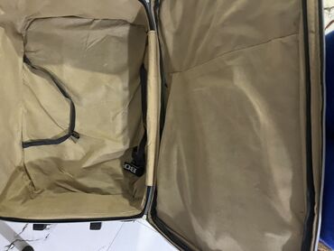 Rukzaklar: Sərnişin çamadanı – trolley tipli, bənövşəyi rəngdə, yumşaq korpuslu