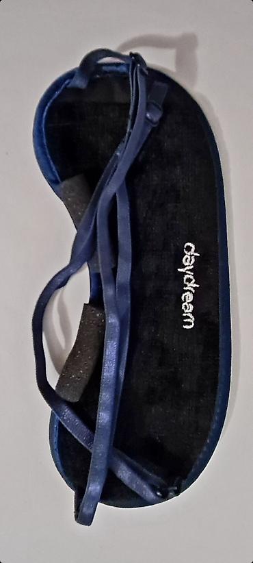 maglaset tab: Na prodaju Daydream Wellness Set koji sadrži velur jastuk za vrat koji — 6