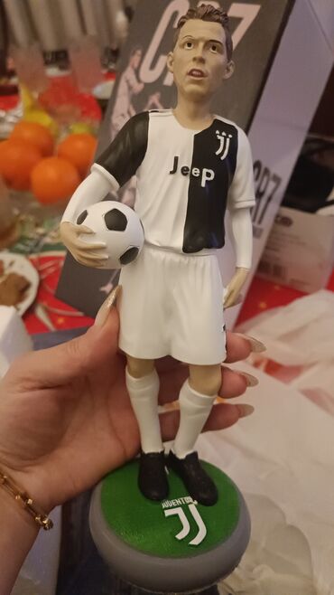 Oyuncaqlar: Suvenır qelem, karandaş qabı.futbolcularin fiqurui ile.Futbolcu — 22