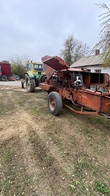 Тюковые пресс-подборщики: Пресс-подборщик тюковый прицепной + трактор-поезд МТЗ (на фото в — 2