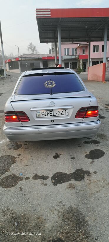 Mercedes-Benz: Mercedes-Benz E-Class (W210) sedan - Gümüş rəng, 4 qapı - Ön dəyirmi — 9