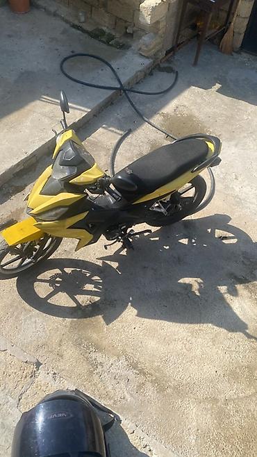 skuter samokat: Sarı-qara rəng sxemli skuter/moped tipli motosiklet. Xüsusiyyətlər: - — 1