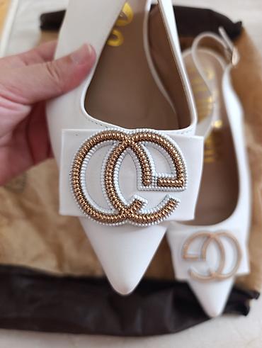 üçlü kupalnik: Ağ rəngli qadın ayaqqabısı – slingback model - Uclu burun — 4